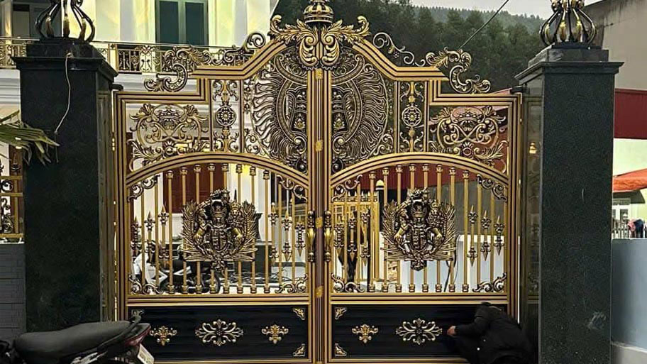 Cổng nhôm đúc 2 cánh cho nhà phố