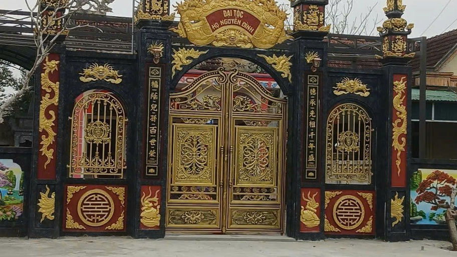 Cổng nhôm đúc đẹp ở chùa