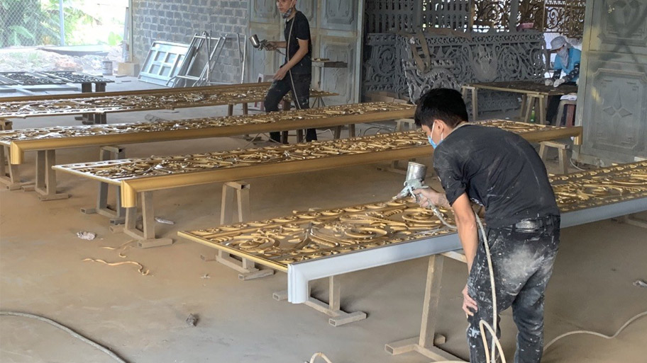 Sơn phủ hoàn thiện cổng nhôm