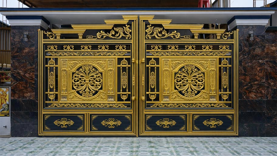 Cổng nhôm đúc chânn không màu vàng kim đẹp
