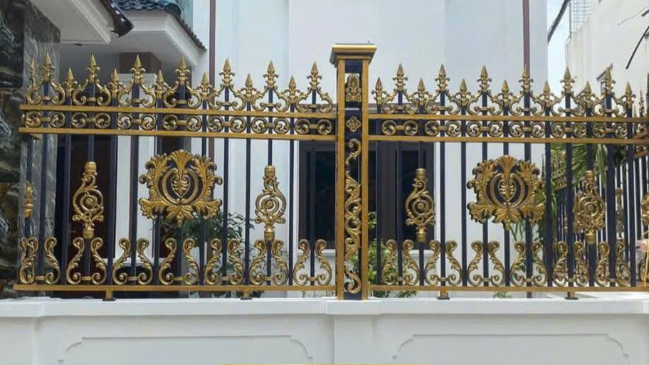 Hàng rào sắt ứng dụng màu đen kết hợp màu vàng