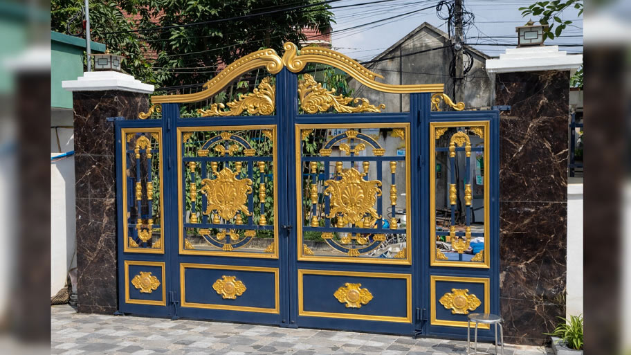 Mẫu cổng nhôm đúc nhà phố 4 cánh màu xanh