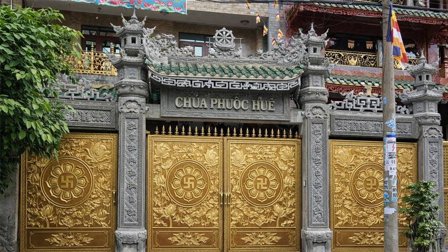 Sử dụng cổng nhôm đúc ở chùa Phước Huế