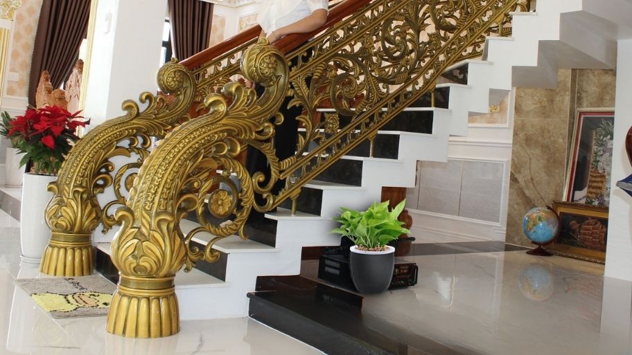 Trụ cầu thang nhôm đúc hoa văn nổi
